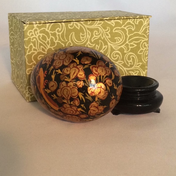 ๐ Vintage Wood Lacquer Egg On Stand Flowers Red Gold - Picture 4 of 9